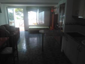 A kitchen or kitchenette at Apartament Cala llobeta, primera línia de mar