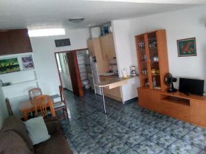 A kitchen or kitchenette at Apartament Cala llobeta, primera línia de mar Még 15 kép