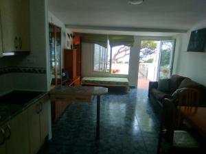 A kitchen or kitchenette at Apartament Cala llobeta, primera línia de mar