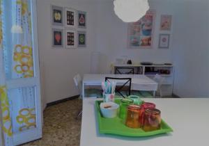 una habitación con una mesa con tarros en una bandeja en Residenza Agapanthus, en  Monvalle 
