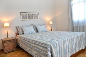 En eller flere senge i et værelse på Villa Avly