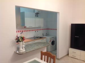 a kitchen with a sink and a washing machine at Appartamento al mare Puglia in Ginosa Marina