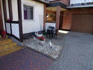 a porch of a house with a table and a patio at Ferienwohnung Ehmann in Schneverdingen
