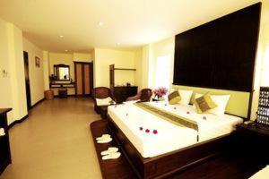 ein großes Wohnzimmer mit einem großen Bett und Stühlen in der Unterkunft Royal Nakara Ao Nang in Ao Nang Beach + 18 Fotos