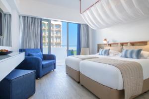 Un ou plusieurs lits dans un hébergement de l'établissement Lordos Beach Hotel & Spa