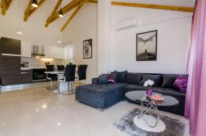 sala de estar con sofá y mesa en Apartments Pavle, en Dubrovnik