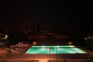 Bazén v ubytovaní Italianflat - Maison du Lac alebo v jeho blízkosti