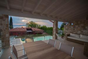Bazén v ubytovaní Italianflat - Maison du Lac alebo v jeho blízkosti