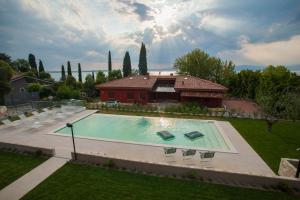 Bazén v ubytovaní Italianflat - Maison du Lac alebo v jeho blízkosti