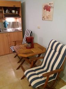 パレオ・ティフリキにあるSun Funのキッチン(木製テーブル、椅子2脚付)