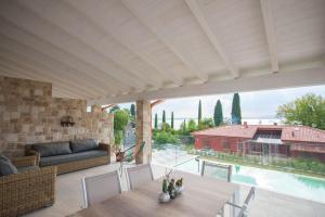 Bazén v ubytovaní Italianflat - Maison du Lac alebo v jeho blízkosti