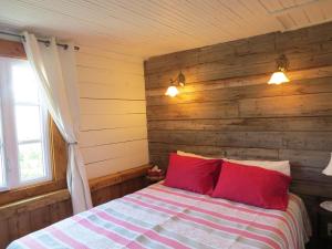 A bed or beds in a room at la vieille Maison Rouge