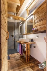 a bathroom with a sink and a mirror at Casa de Fiemme in Tesero