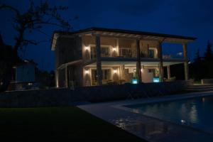 Bazén v ubytovaní Italianflat - Maison du Lac alebo v jeho blízkosti