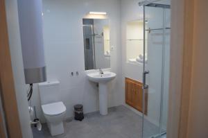 Koupelna v ubytování Casas de Alcamim by Portus Alacer + 44 fotografií