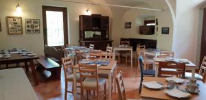 une salle à manger avec des tables et des chaises en bois dans l'établissement B&B Vidmar, Lesce-Bled, à Lesce