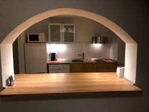 eine Küche mit einem Torbogen in der Mitte in der Unterkunft Ferienwohnung Rose in Villingen-Schwenningen