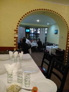プレデアルにあるVilla Milcovのレストランのテーブル