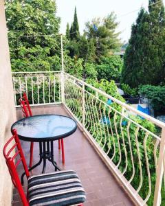 een tafel en twee stoelen op een balkon met een tafel en een tafel bij Sutomore apartments Anika in Sutomore