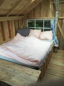 Ένα ή περισσότερα κρεβάτια σε δωμάτιο στο Treehouse B&B
