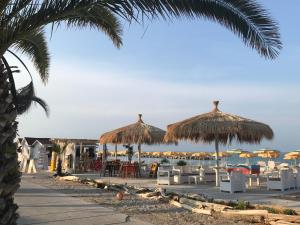 - une plage avec des chaises et des parasols et l'océan dans l'établissement Mansarda Mare, à Altidona
