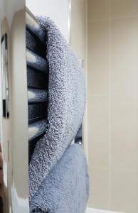 リーズにあるPrime Apartments Leedsのタオルをクローゼットに積み重ねています。
