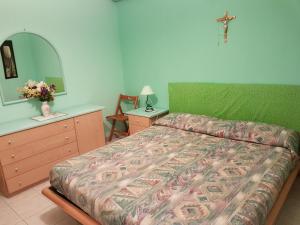 マスカリにあるCasa Melaniaのベッドルーム1室(ベッド1台、ドレッサー、鏡付)