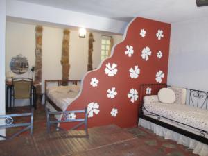 ムロスにあるA Casa da Fonteの花が飾られたベッド2台が備わる客室です。
