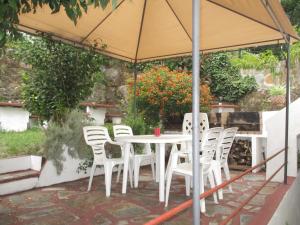 ムロスにあるA Casa da Fonteの白いテーブルと椅子