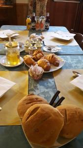 Vico CanaveseにあるAlbergo Ristorante Centroのパンとペストリーの盛り合わせが付いたテーブル