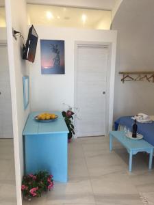 Pokój z niebieskim blatem i stołem w obiekcie Suite sul mare w mieście Giardini Naxos
