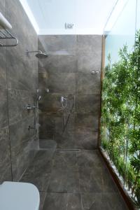 un bagno con doccia con porta in vetro di Nea Suites Old City a Istanbul