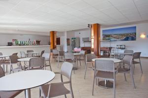 Restauracja lub miejsce do jedzenia w obiekcie Cabot Cala Ferrera