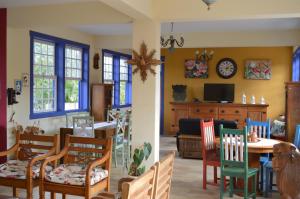 a living room with a table and chairs at Pousada Berço da Liberdade in Tiradentes