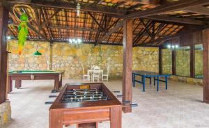 Habitación grande con 2 mesas de ping pong y una mesa de ping pong. en Pousada Berço da Liberdade, en Tiradentes