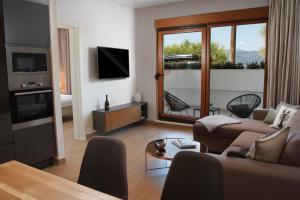 een woonkamer met een bank en een tv bij Luxury Poolside Villa in Slatine
