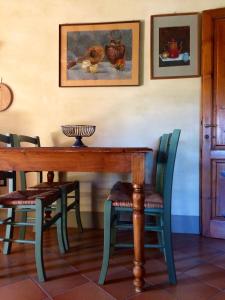 - une table à manger avec des chaises et un bol dans l'établissement Agriturismo La Palazzina, à Palaia