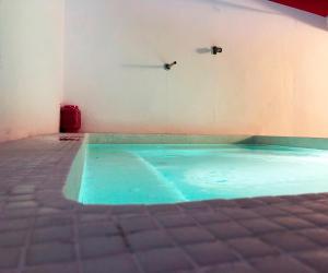 ラ・ヌシアにあるCasa Paradiseの- 青い水のスイミングプール(客室内)