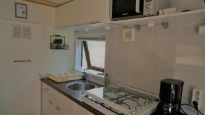Cucina o angolo cottura di Mountainview Lodge - Chalet im Zillertal direkt am 5 Sterne Campingplatz Aufenfeld mit Hallenbad und Sauna