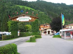 Vista generica sulle montagne o vista sulle montagne dall'interno del campeggio