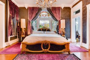 Кровать или кровати в номере The Holiday Chalet Victorian