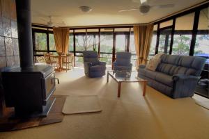 sala de estar con sofá y TV en The Coombe on Wilson Inlet en Denmark