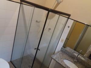 Vonios kambarys apgyvendinimo įstaigoje "Chalé Balines Oroboro" 1 - Casa com jardim de 150 m e cozinha completa em Macacos