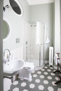 A bathroom at Villa Martelli Még 37 kép