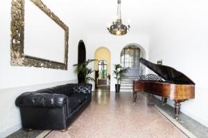 A seating area at Villa Martelli