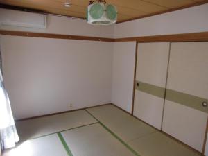 an empty room with white walls and a ceiling at Minshuku Nakano in Fujiyoshida