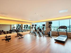 Fitness centrum a/nebo fitness zařízení v ubytování Swiss Grand Xiamen-Harbour View