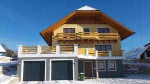 una casa con due porte garage nella neve di Appartement Therese ad Aich