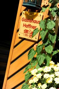 um livro em cima de uma escada de madeira com flores em Gästehaus Haffner em Zell am See