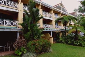 vista sulla parte anteriore di un hotel di Waterfront Terraces a Cairns